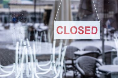 表示關閉標誌被挂在餐廳或酒吧玻璃門上。
