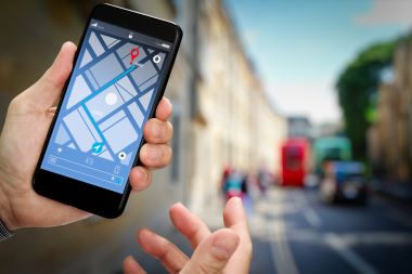 在智慧手機應用程式螢幕上使用GPS地圖導航前往目的地地址。